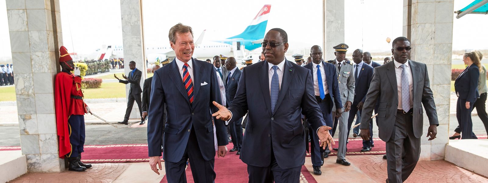 Bei Temperaturen um die 25 Grad und bedecktem Himmel landete am frühen Sonntagnachmittag in Dakar ein Flugzeug aus Luxemburg. An Bord: Großherzog Henri.