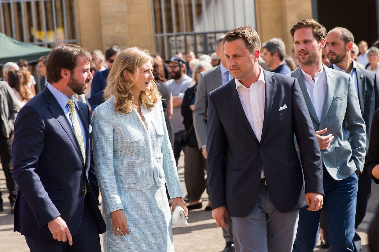 Juni 2015: 	(v.l.n.r.) Guillaume und Stéphanie begleiten Premierminister Xavier Bettel und dessen Gatten Gauthier Destenay bei der Einweihung der hauptstädtischen Rotondes.