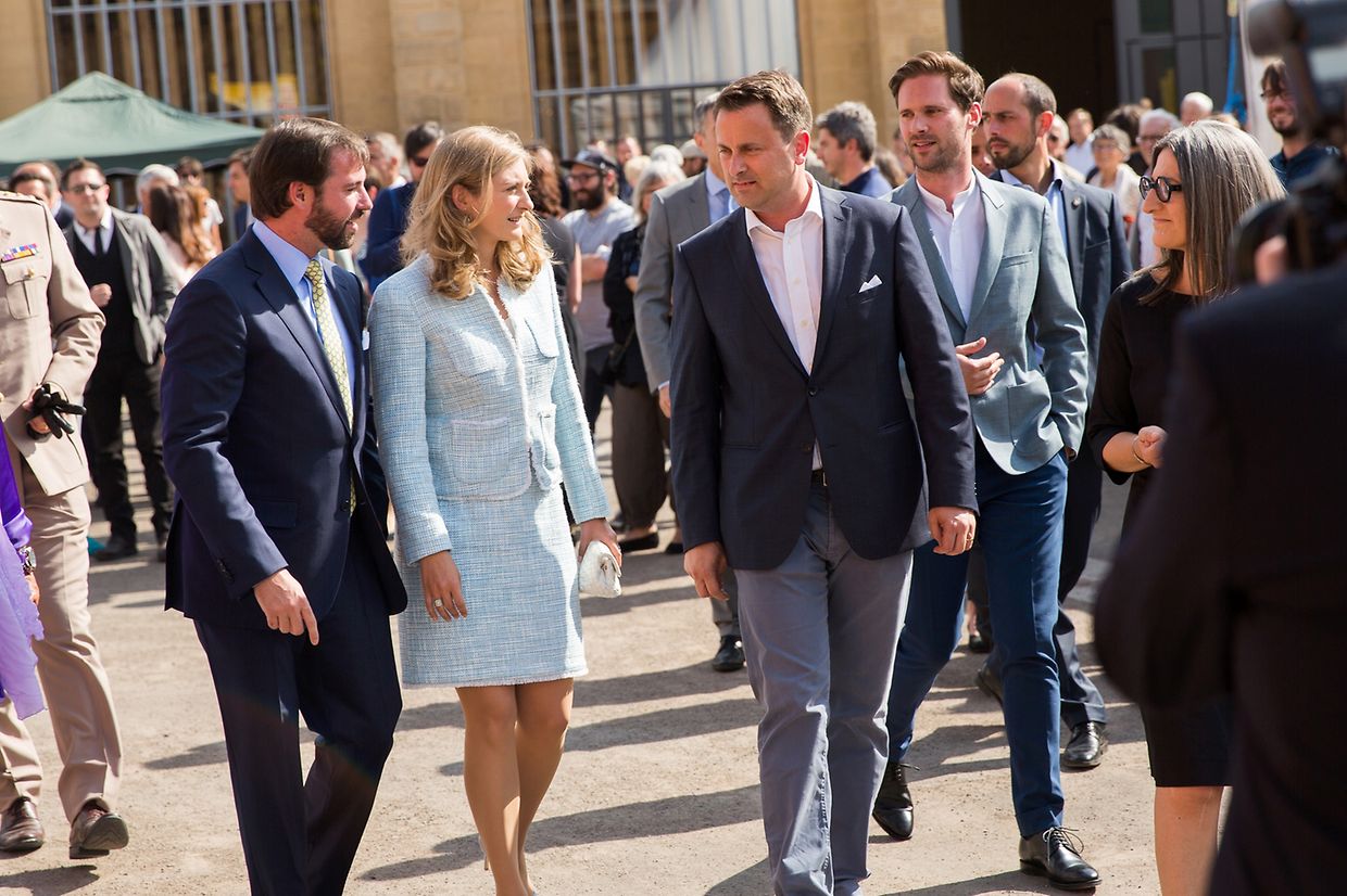 Junho de 2015: Guillaume e Stéphanie com o primeiro-ministro luxemburguês Xavier Bettel e o marido deste, Gauthier Destenay, na inauguração das Rotondes, em Bonnevoie