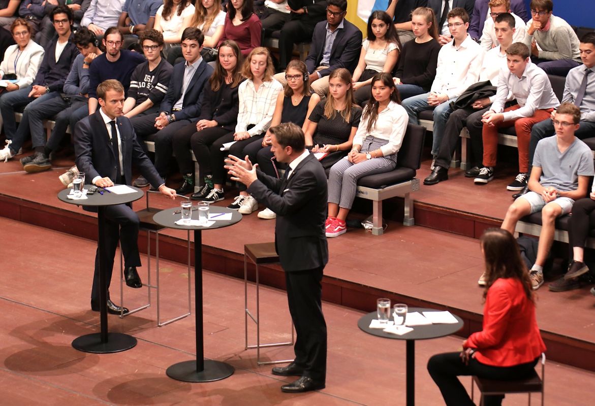 Bettel expõe as suas ideias perante Macron e a assistência na Philharmonie.