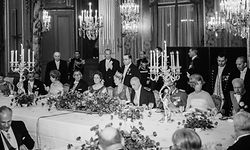 Le dîner du 2 octobre 1963 au Palais de l'Elysée. Le Général de Gaulle accueille la grande-duchesse Charlotte avec les plus grands crus, notamment un Haut-Brion 1957. (Photo: Photothéque de la Ville de Luxembourg / Pol Aschman)