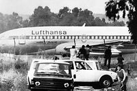 Auch in Italien landete die "Landshut". Hier steht sie am 13. Oktober 1977 auf einem Flugplatz in Rom.