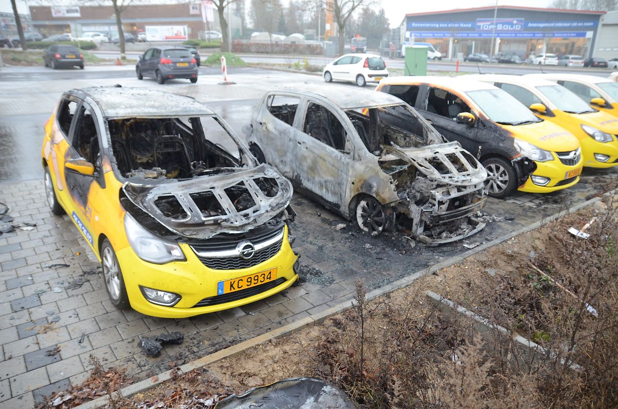 Zwei Autos brannten vollständig aus, zwei weitere wurden schwer beschädigt und sind als Totalschaden anzusehen.