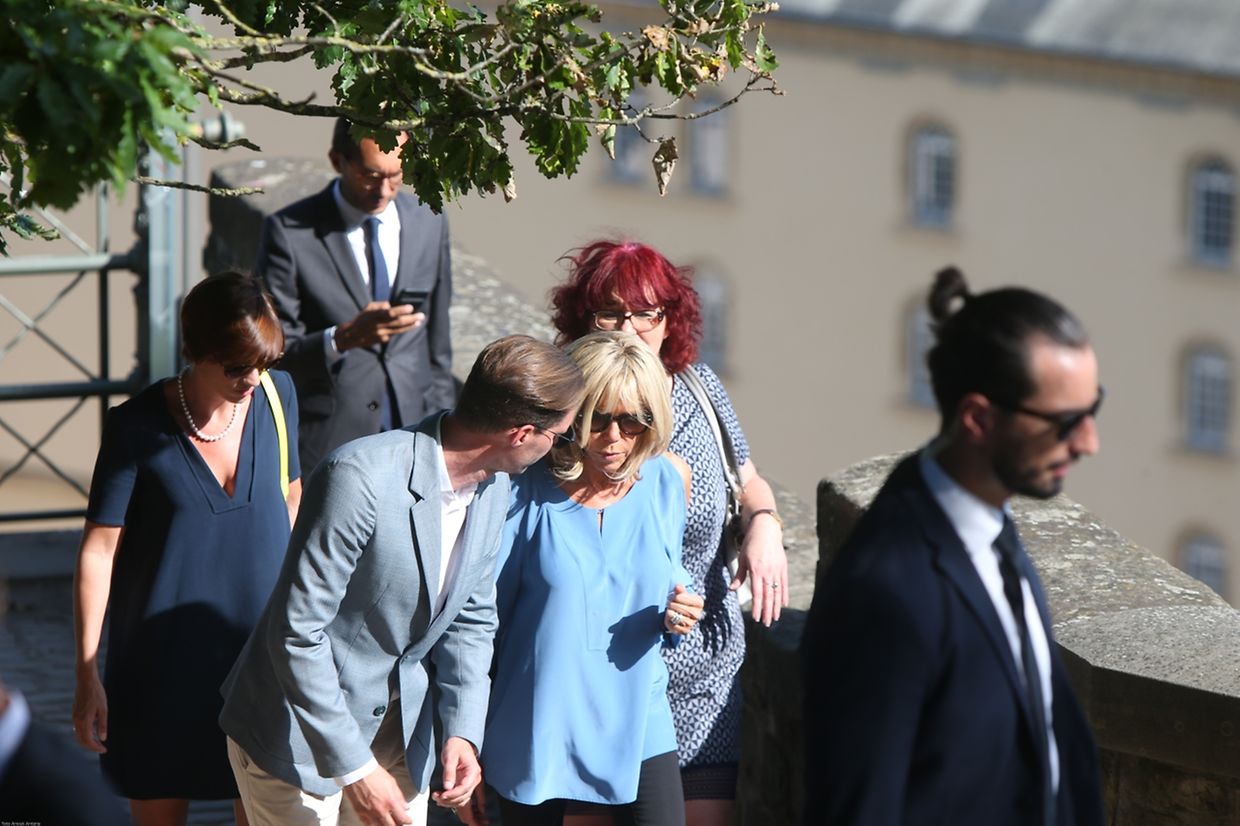 Gauthier Destenay, Brigitte Macron et Amélie Derbaudrenghien se promènent à Luxembourg