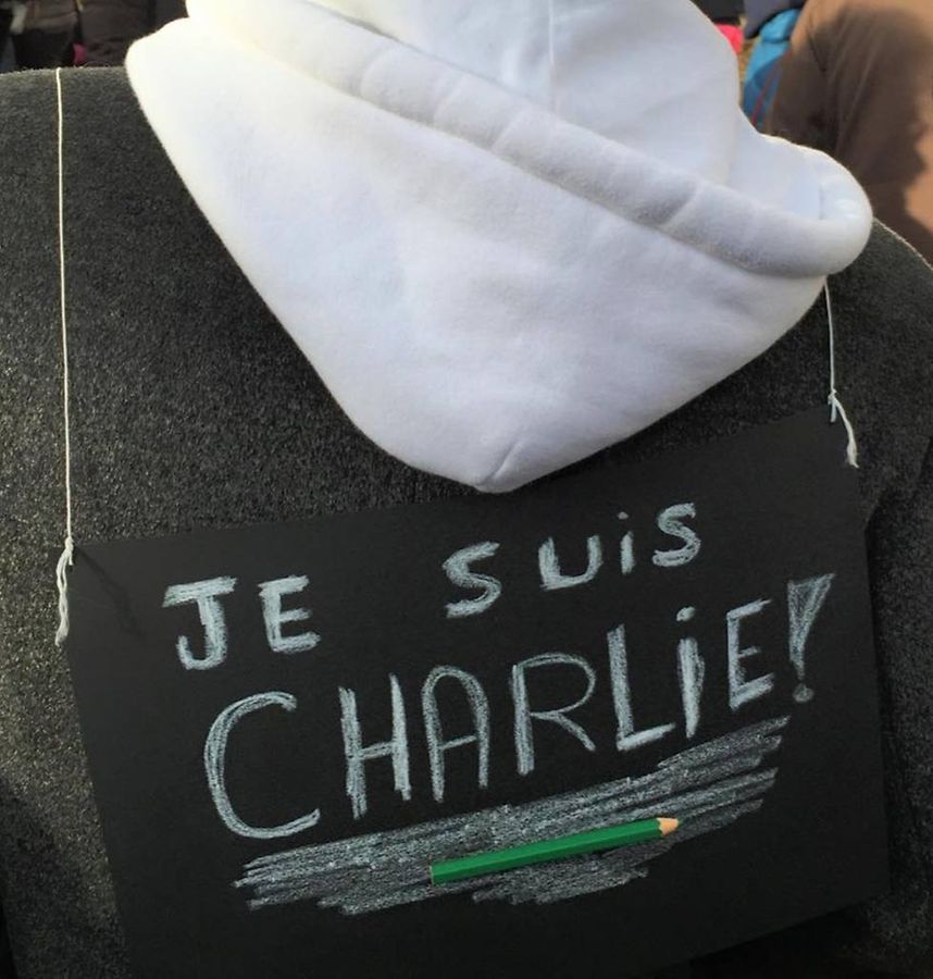 Rassemblement sur la place de la Constitution à Luxembourg-ville en hommage aux victimes des 17 personnes tuées cette semaine par trois jihadistes français.