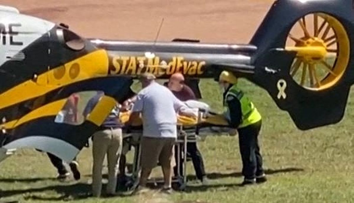 Der verletzte Salman Rushdie wird in einen Hubschrauber überführt, der ihn ins Krankenhaus bringt.