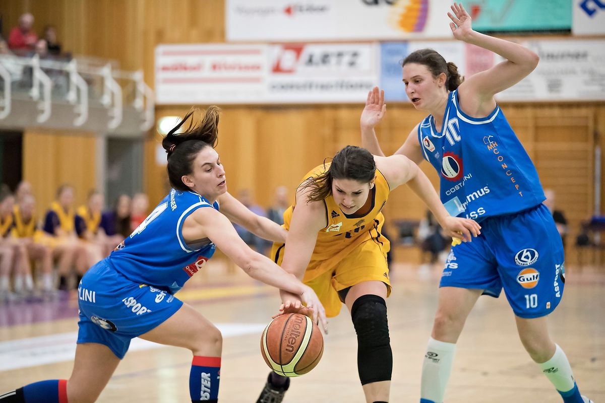 Alexandra Williams (Amicale, Mitte) will sich gegen Lisy (links) und Tessy Hetting (beide Basket Esch) zur Pokalsiegerin krönen.
