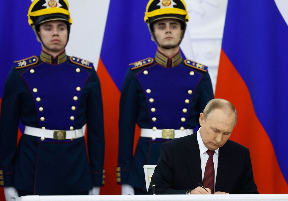 Wladimir Putin unterzeichnet die Dokumente, mit denen Russland die vier ukrainischen Gebiete Luhansk, Donezk, Cherson und Saporischschja formell anerkennt. 