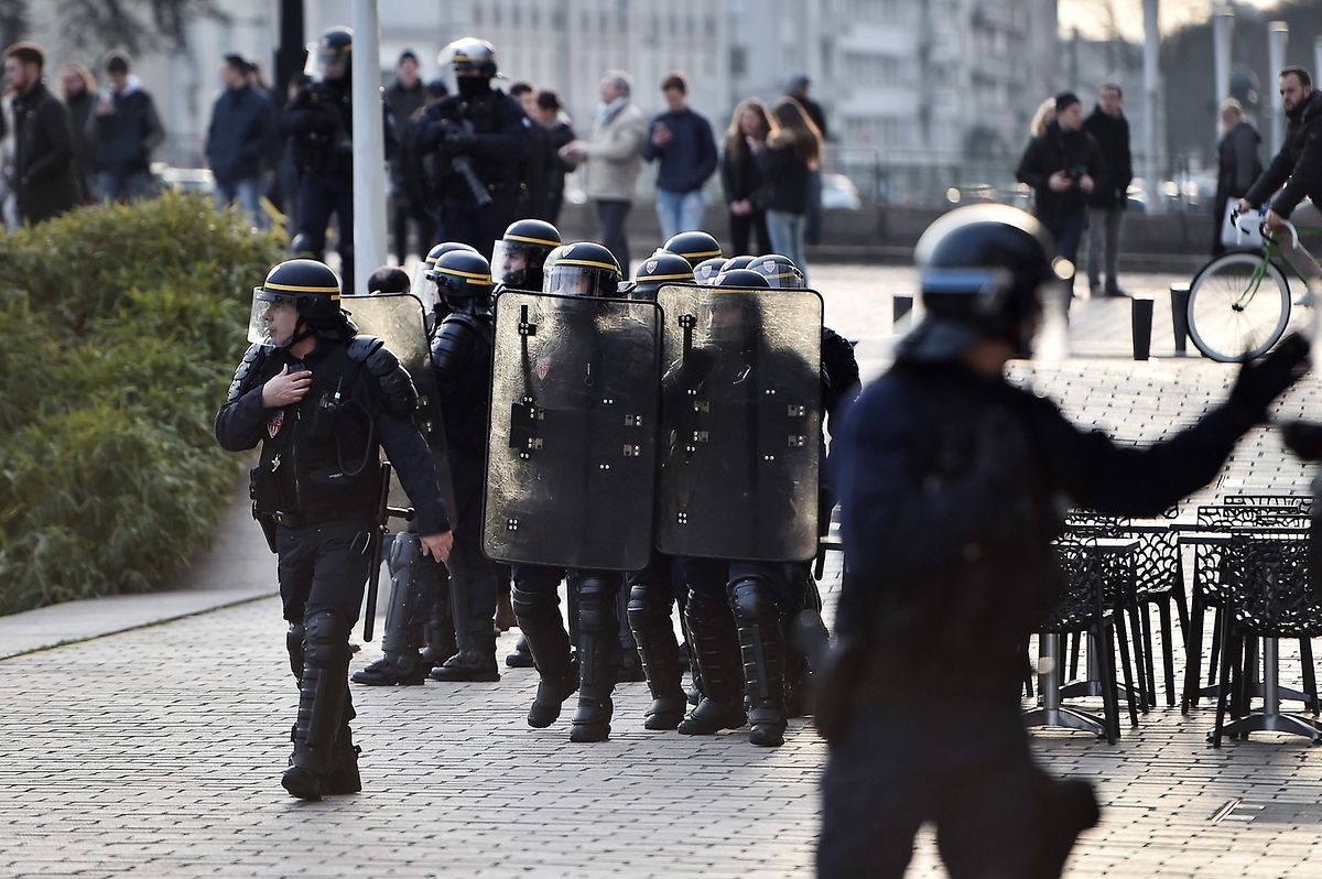 L'affrontement au lieu du dialogue. La France avait instauré une police de proximité. Hélas, Nicolas Sarkozy l'a abolie. Il ne comprenait pas que des policiers puissent jouer au foot avec des jeunes.
