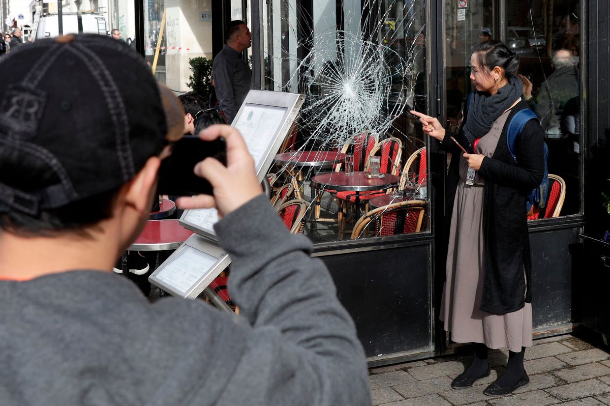 Oito dezenas de lojas, sobretudo de produtos de luxo, foram danificadas durante a manifestação dos coletes amarelos ontem em Paris. 