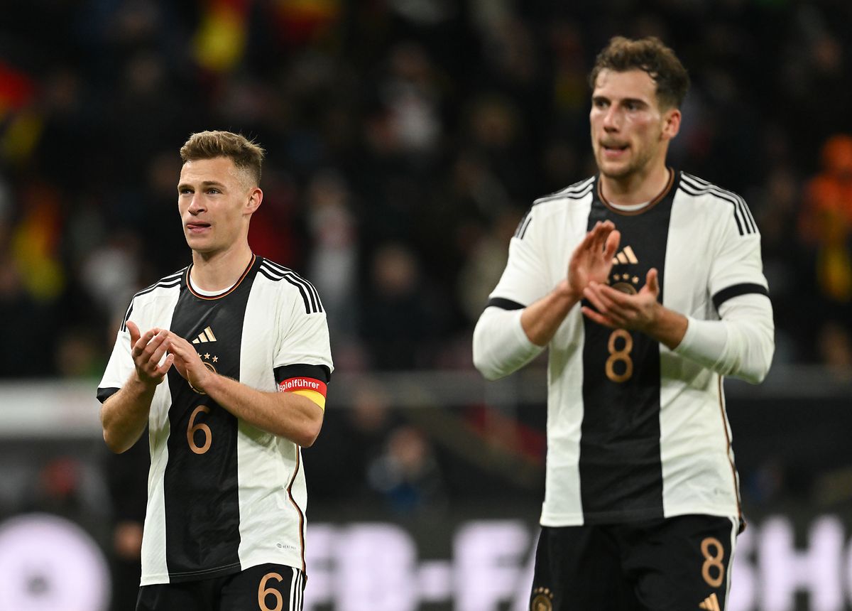 Die deutschen Nationalspieler Joshua Kimmich (l.) und Leon Goretzka kritisieren das herzlose Fußball-Geschäft.