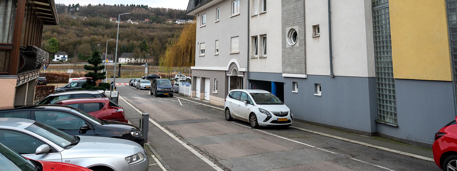 Gegen 6.30 Uhr nimmt ein Sondereinsatzkommando der Polizei am Samstag in einem Mehrfamilienhaus in der Rue Victor Prost in Grevenmacher einen 30-jährigen Mann fest.