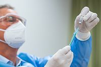 ARCHIV - 27.12.2020, Nordrhein-Westfalen, Emsdetten: Der Infektiologe Burkhard Frase zieht die erste Spritze im St. Josef-Stift in Emsdetten mit dem Impfstoff auf. Dort wurden am 27. Dezember mehr als 90 Bewohner geimpft. (zu dpa: «Vier-Wochen-Impfbilanz: Impfungen in 2000 Heimen - 300 stehen noch aus») Foto: Guido Kirchner/dpa +++ dpa-Bildfunk +++