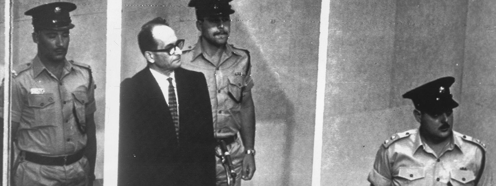 In einem kugelsicheren Glaskasten erlebte der Kriegsverbrecher Adolf Eichmann seinen Prozess in Jerusalem.