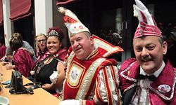 Die Petinger Kavalkade findet am 26. März statt. Bis dahin will Prinz Semin (2.v.r.) noch viele Orden verteilen und Naschwerk unter sein Volk bringen.