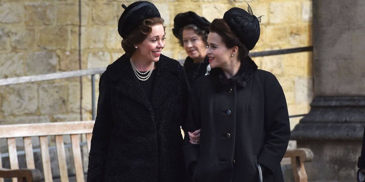 As atrizes Olivia Colman e Helena Bonham Carter, durante as filmagens de "The Crown". 