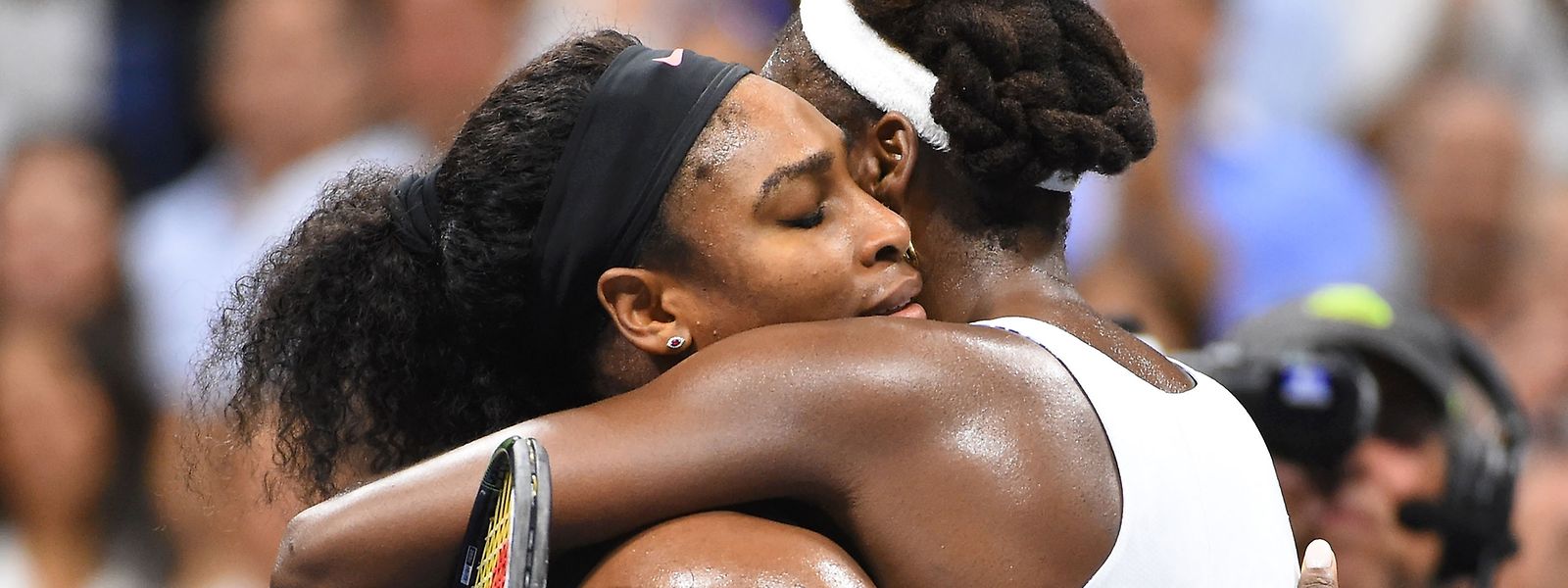 Serena Williams (l.) und ihre Schwester Venus nach dem emotionalen Viertelfinale.