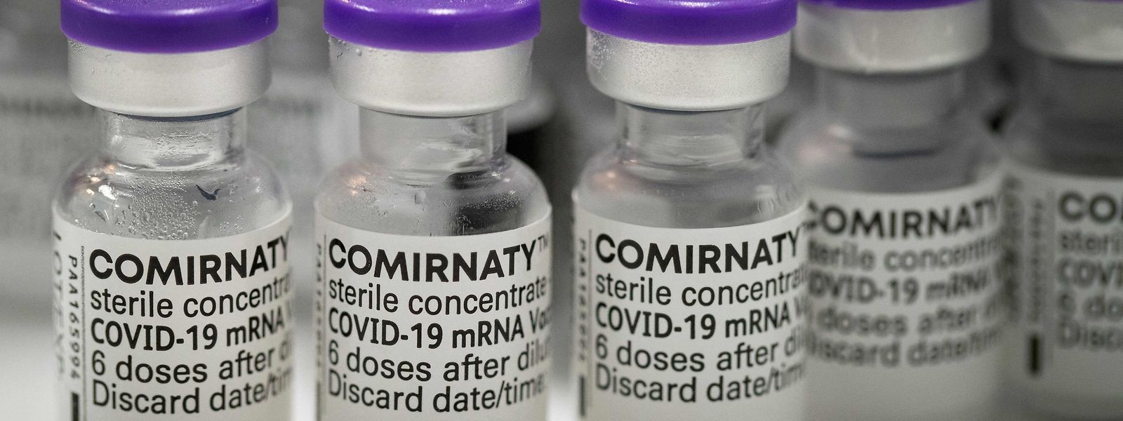 Frascos com a vacina da Pfizer/BioNTech na Agência Nacional francesa dos Produtos e Equipamentos de Saúde, nos arredores de Paris.