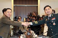  Südkoreas Chefunterhändler Kim Do-gyun (r.) und sein nordkoreanisches Gegenüber An Ik San beim Handschlag nach den Militärgesprächen - die aber offensichtlich eher Symbolcharakter hatten.