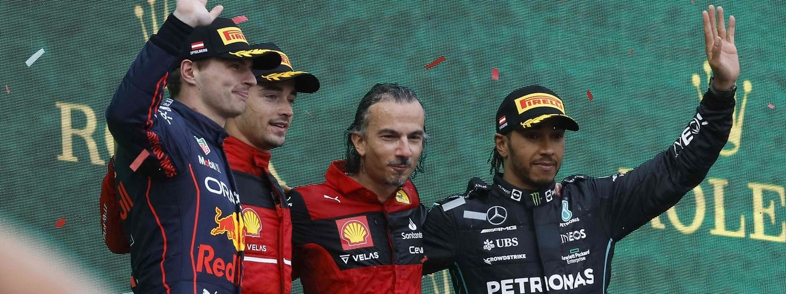 Topfahrer wie Max Verstappen (l.), Charles Leclerc (2.v.l.) und Lewis Hamilton (r.) müssen nicht um ihren Platz im Cockpit fürchten.