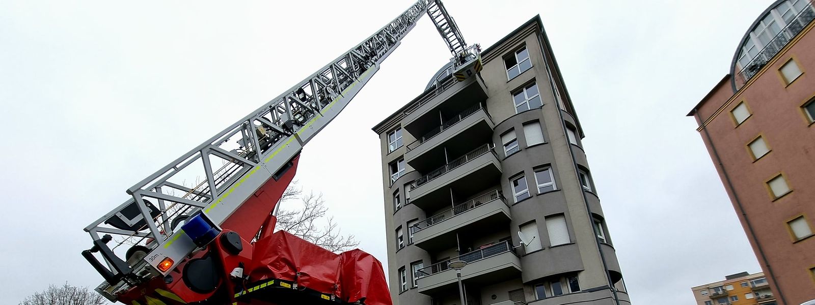 Um homem refugiou-se numa varanda do sexto andar e teve de ser retirado com a ajuda de uma escada dos bombeiros.