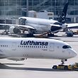 23.06.2022, Bayern, München: Ein Airbus A350 der Lufthansa wird am Flughafen München über das Rollfeld gezogen. In München fand ein Kongress zum Thema "Synthetisches Kerosin und Zukunft Luftfahrt" statt. Bis 2026 müssen in Deutschland mindestens 0,5 Prozent der Flugkraftstoffe aus synthetischem Kerosin bestehen. Foto: Sven Hoppe/dpa +++ dpa-Bildfunk +++
