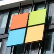 ARCHIV - 06.03.2017, Bayern, München: Das Logo von Microsoft ist an der Fassade der neuen Microsoft-Deutschland-Zentrale in München (Bayern) zu sehen.  Microsoft will im großen Stil zur Reduzierung von klimaschädlichen Treibhausgasen beitragen. Zum Jahr 2030 wolle der Softwarekonzern der Atmosphäre mehr Kohlendioxid entziehen als man produziere, kündigte Microsoft-Chef Satya Nadella am Donnerstag in Redmond an. (zu dpa ««CO2-negativ bis 2030»: Microsoft startet große Klima-Initiative») Foto: Matthias Balk/dpa +++ dpa-Bildfunk +++