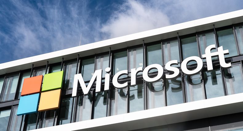 ARCHIV - 06.03.2017, Bayern, München: Das Logo von Microsoft ist an der Fassade der neuen Microsoft-Deutschland-Zentrale in München (Bayern) zu sehen.  Microsoft will im großen Stil zur Reduzierung von klimaschädlichen Treibhausgasen beitragen. Zum Jahr 2030 wolle der Softwarekonzern der Atmosphäre mehr Kohlendioxid entziehen als man produziere, kündigte Microsoft-Chef Satya Nadella am Donnerstag in Redmond an. (zu dpa ««CO2-negativ bis 2030»: Microsoft startet große Klima-Initiative») Foto: Matthias Balk/dpa +++ dpa-Bildfunk +++