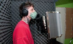 Jugendhaus Wormeldange: Aus Telefonkabine wird Tonstudio. Rapper und Produzent Kaydenz352 (Kay Weiland). (Foto: Alain Piron)