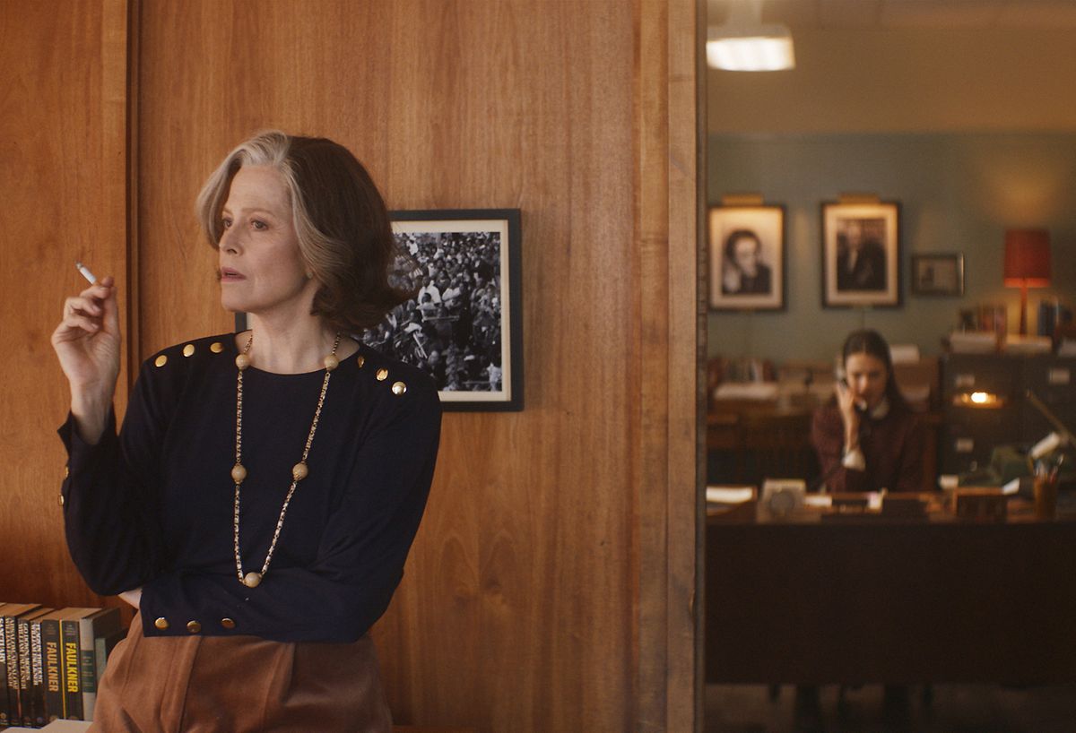 "My Salinger Year" ist der Eröffnungsfilm der Berlinale 2020. Eine der Hauptrollen spielt Sigourney Weaver (l.)