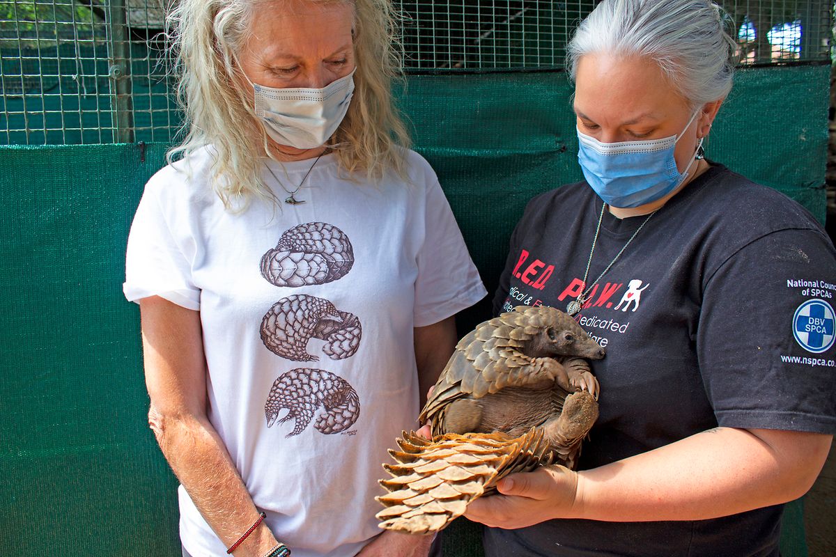 Nicci Wright (l.) und Karin Lourens mit einem der Patienten.