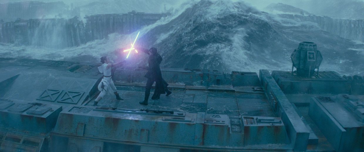Daisy Ridley (Rey) et Adam Driver (Kylo Ren) dans l'épisode 9 de la saga Star Wars. 