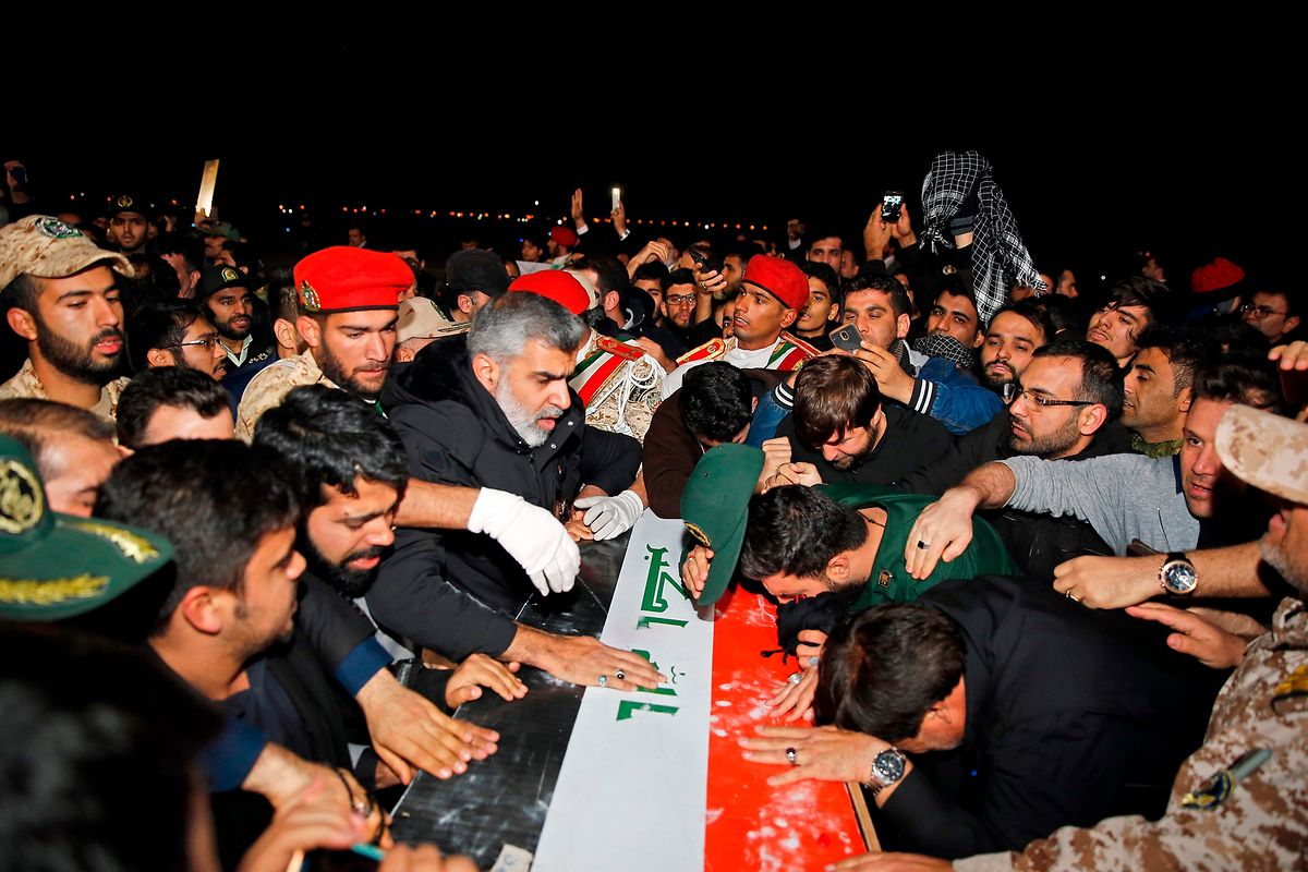Bei der Ankunft der Särge in Teheran beweinten Anhänger die Toten.