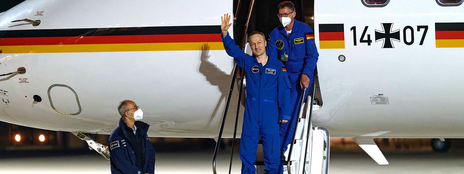 Maurer bei seiner Ankunft in Köln: Der 52-jährige Saarländer hatte rund ein halbes Jahr an Bord der Internationalen Raumstation ISS verbracht und war am Freitagmorgen mit einer Raumkapsel zur Erde zurückgekehrt.