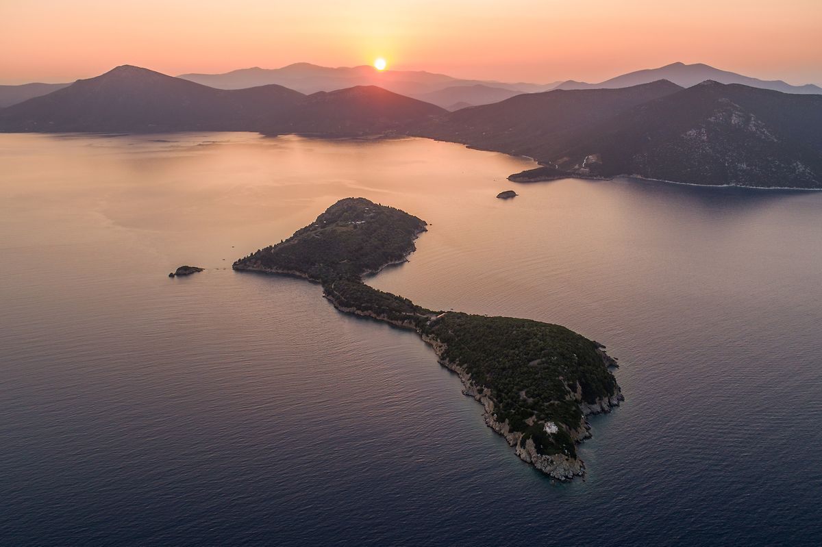 Diese griechische Insel heißt Silver Island und lässt sich ebenfalls über  Vladi Private Islands mieten.