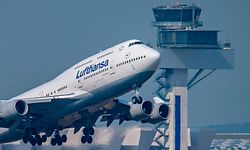 ARCHIV - 27.08.2019, Hessen, Frankfurt/Main: Eine Passagiermaschine vom Typ Boeing 747 der Lufthansa startet vor dem Tower des Flughafens zu einem Transatlantikflug. (zu dpa «Viele Hoffnung und hohe Schulden - Hauptversammlung bei Lufthansa ») Foto: Boris Roessler/dpa +++ dpa-Bildfunk +++