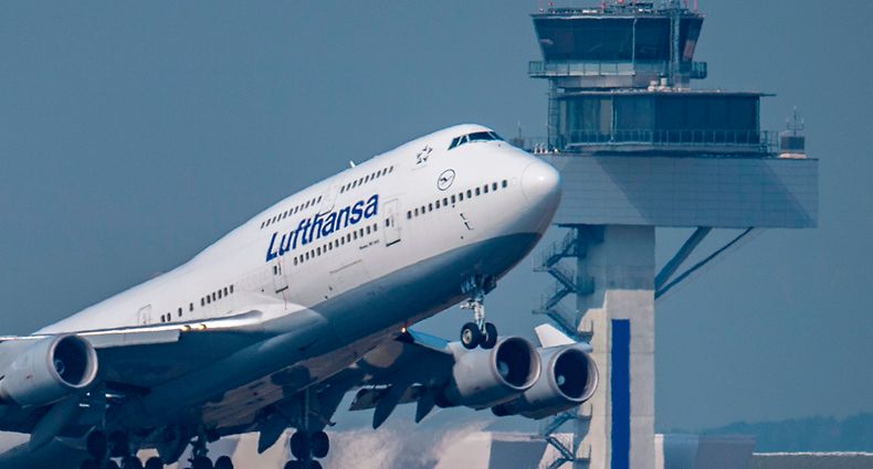 ARCHIV - 27.08.2019, Hessen, Frankfurt/Main: Eine Passagiermaschine vom Typ Boeing 747 der Lufthansa startet vor dem Tower des Flughafens zu einem Transatlantikflug. (zu dpa «Viele Hoffnung und hohe Schulden - Hauptversammlung bei Lufthansa ») Foto: Boris Roessler/dpa +++ dpa-Bildfunk +++