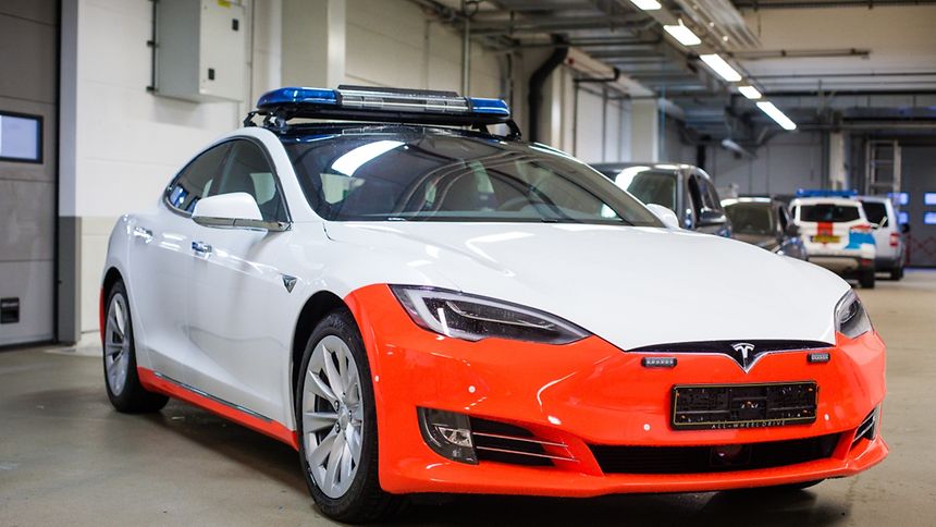Und so sieht er aus: Der Tesla S der Polizei wird wohl ab nächstem Monat auf unseren Straßen unterwegs sein.