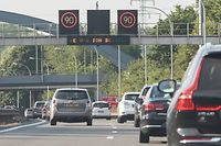 Lok , Autobahn A6 , Autobahn nach Belgien , Testphase mit Geschwindigkeitsbeschränkung auf 90 Km/h in den Spitzenzeiten von 6.15 Uhr bis 9.15 Uhr  , Foto:Guy Jallay/Luxemburger Wort