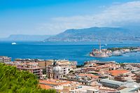 So nah und doch so fern - die Straße von Messina verbindet die italienische Halbinsel mit Sizilien.