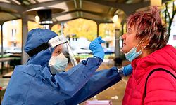 31.10.2020, Slowakei, Trenèín: Eine Frau macht einen Corona-Test. In der Slowakei haben landesweite Tests auf COVID-19-Krankheit begonnen. Die Tests finden vom Samstag, 31. Oktober bis Sonntag, 1. November statt. Foto: Radovan Stoklasa/TASR/dpa +++ dpa-Bildfunk +++