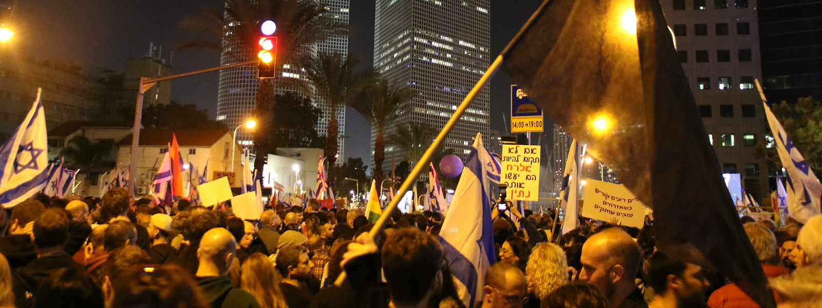 Mehr als hunderttausend Menschen haben allein am vergangenen Wochenende in Tel Aviv gegen die neue Regierung von Ministerpräsident Benjamin Netanjahu protestiert. 