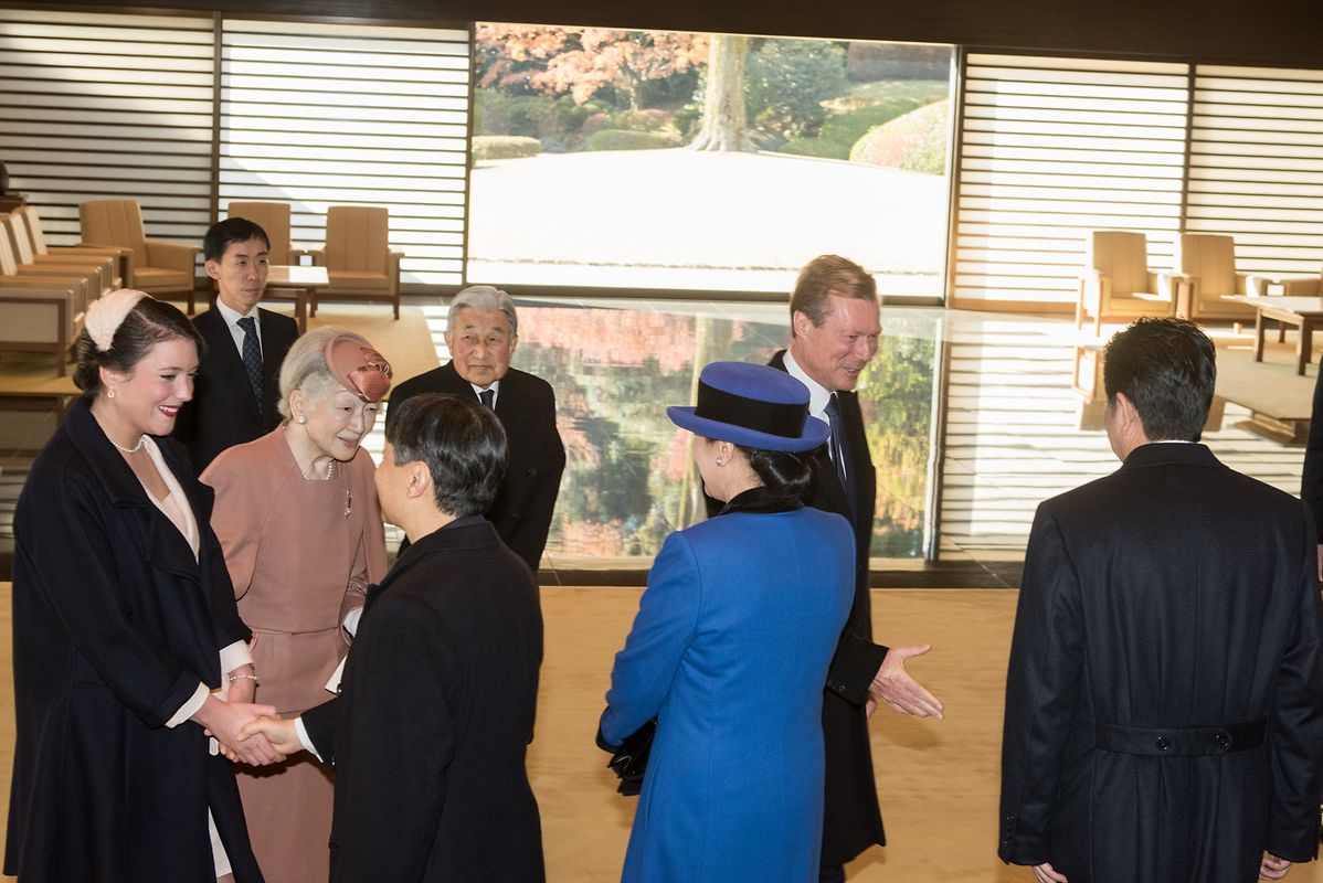 Im Palast warten bereits Kronprinz Naruhito, Prinzessin Masako und Premier Shinzo Abe auf Großherzog Henri und Prinzessin Alexandra.