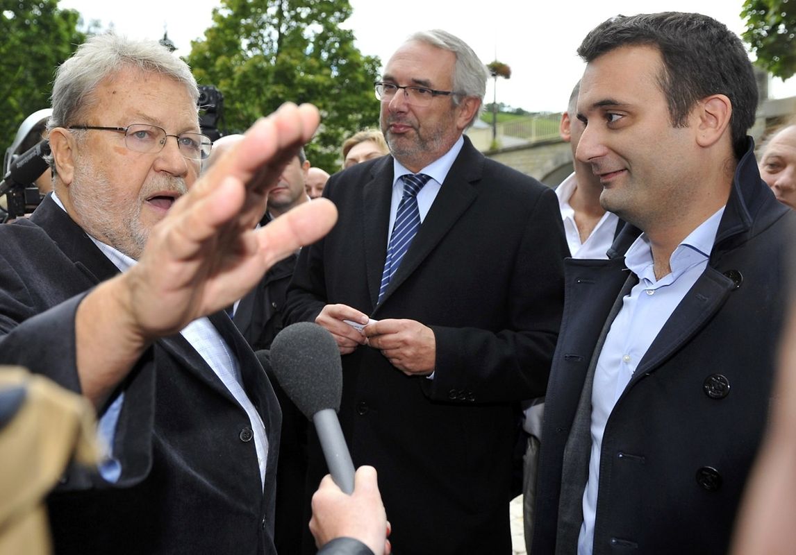 Der Luxemburger Europaabgeordnete Robert Goebbels spricht mit Florian Philippot