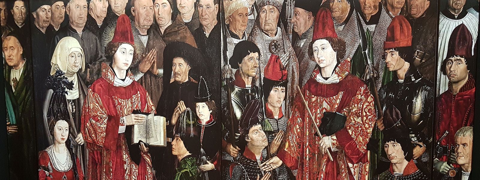 Uma reprodução dos famosos painéis de São Vicente, do pintor Nuno Gonçalves (1470-1480), acolhe os visitantes numa das salas.