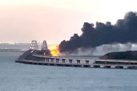 Imagem de um vídeo divulgado este sábado mostra o fumo negro espesso de um incêndio na ponte de Kerch 