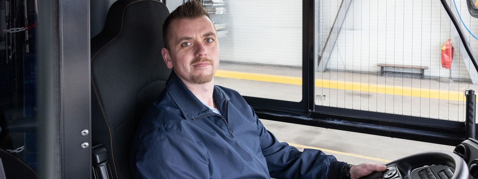 Sven Roob conduit un bus depuis 14 ans. Il aime son métier, mais pour combien de temps encore ?