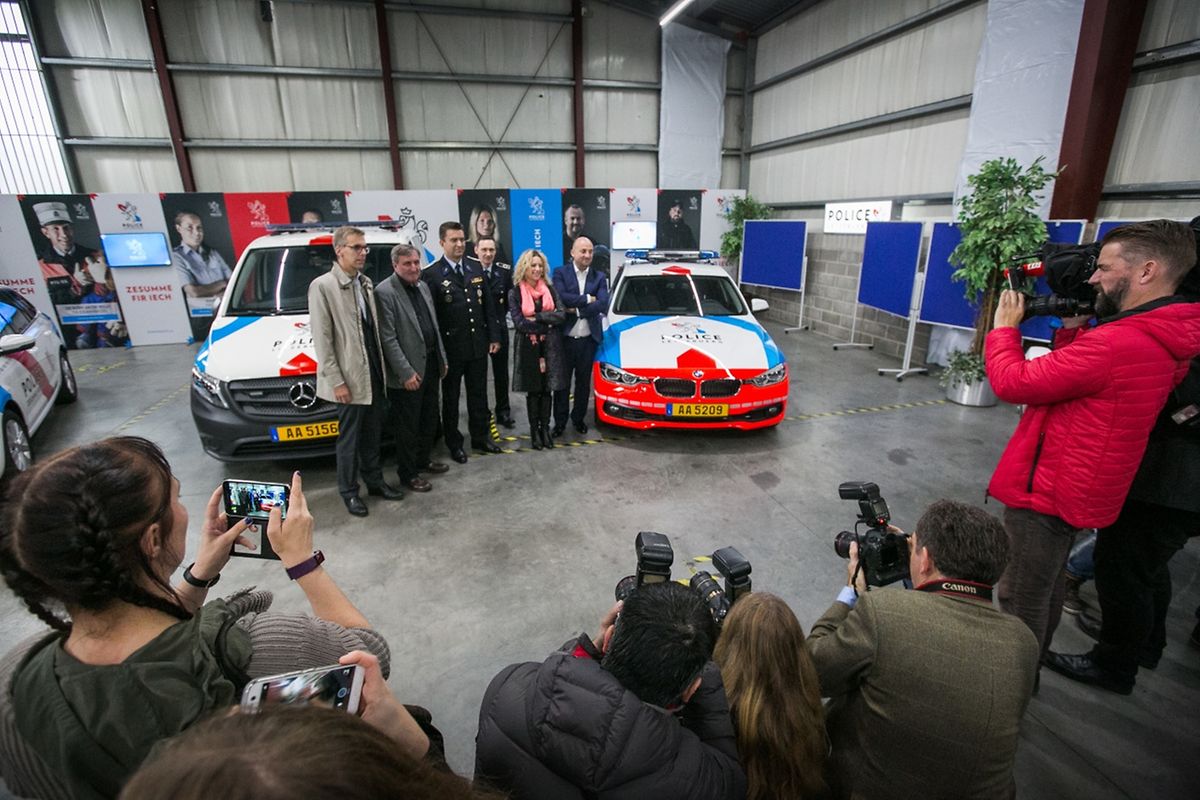 Bis März 2018 sollen 220 Fahrzeuge und 60 Motorräder, die Kommissariatsschilder, die Polizeidokumente und die Kleidung der rund 2.000 Polizisten an die neue „Corporate identity“ angepasst werden. 