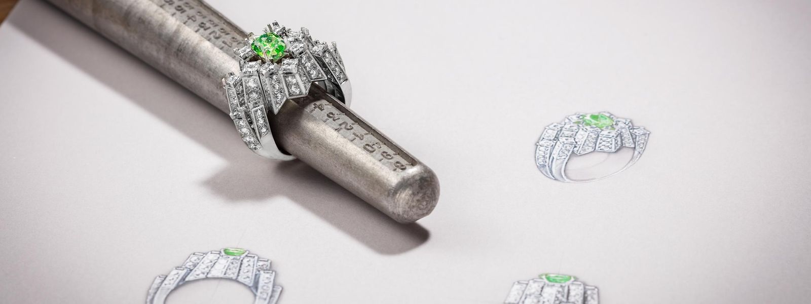 Die Haute-Joaillerie-Kollektion wird ergänzt durch eine Serie von sieben Ringen. Hier zu sehen: der Ring „Viridia“ aus Platin, weißen Diamanten und einem auffälligen grünen Diamanten.