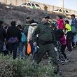Migranten werden an der US-Grenze festgenommen.